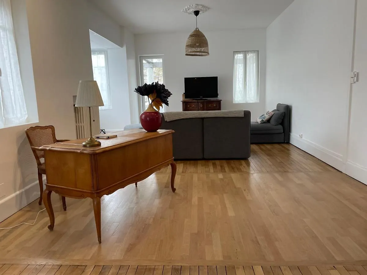 Apartment Apt Spacieux-Centre Ville-Moulins-Le Pal 20Min Moulins  France